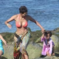 Halle Berry spends her 45th birthday on Malibu Beach photos | Picture 59746